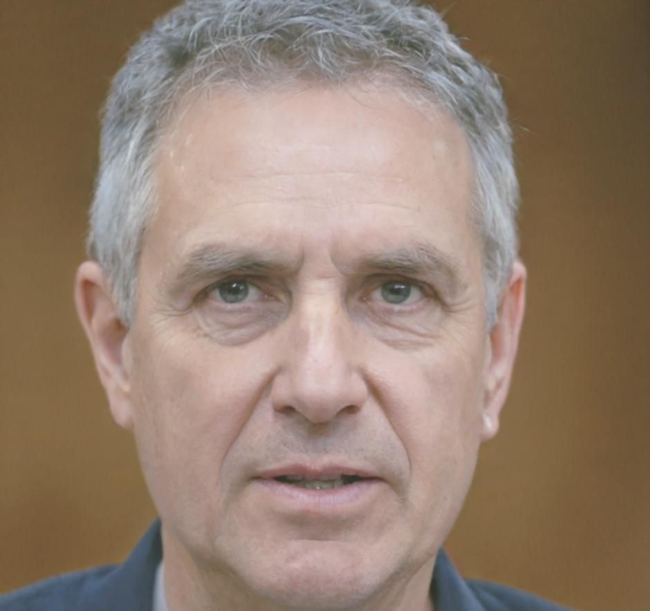 Experienced blockchain architect Gerrit Lindholm reviewing student project implementation